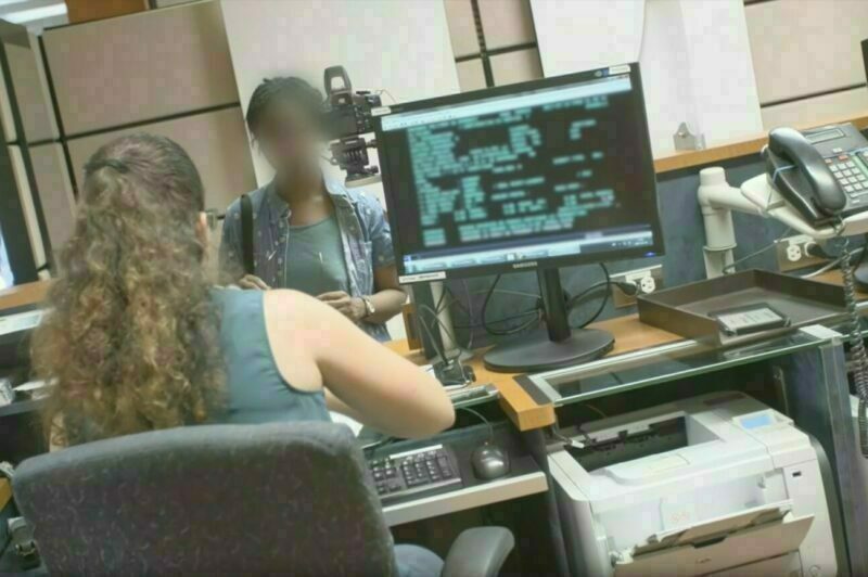 Employée de la SAAQ à son comptoir sert une clientèle