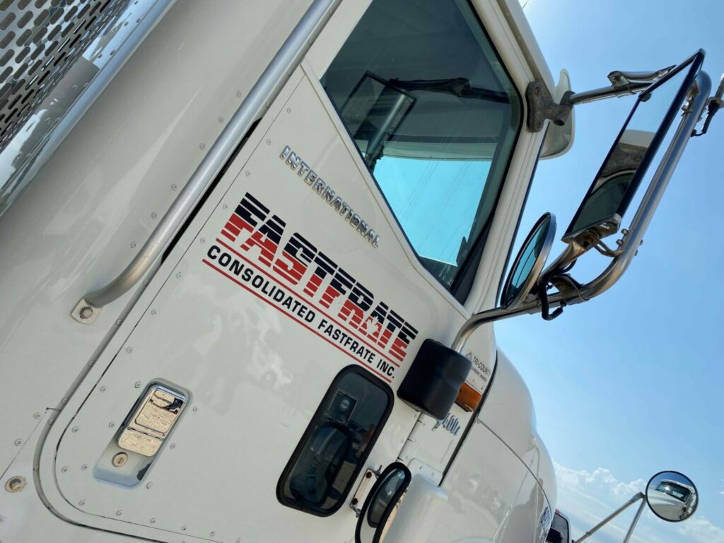 Vue extérieure et en angle d’une cabine de camion Fastfrate