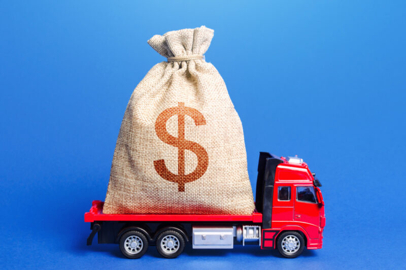 Sac d’argent dans la benne d’un camion jouet