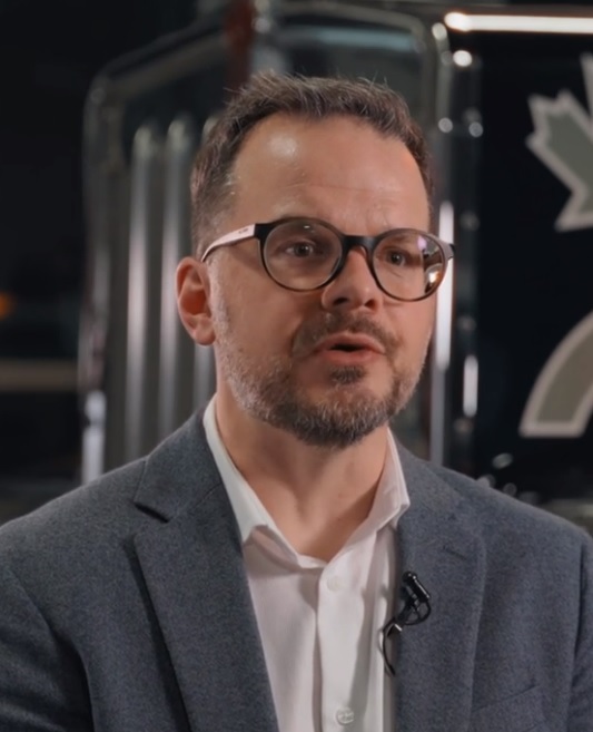 Portrait de Pascal Sayeur devant camion Kenworth
