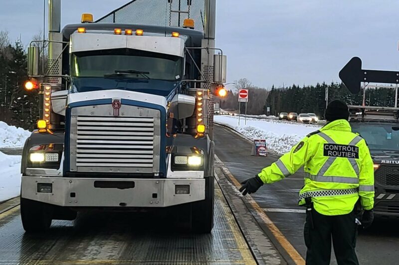 Contrôleur routier indique à un camionneur de se ranger