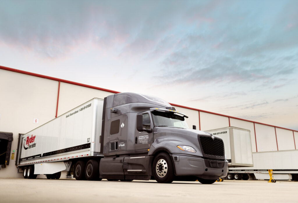 Camion autonome International-PlusAI aux couleurs de Ryder, au quai