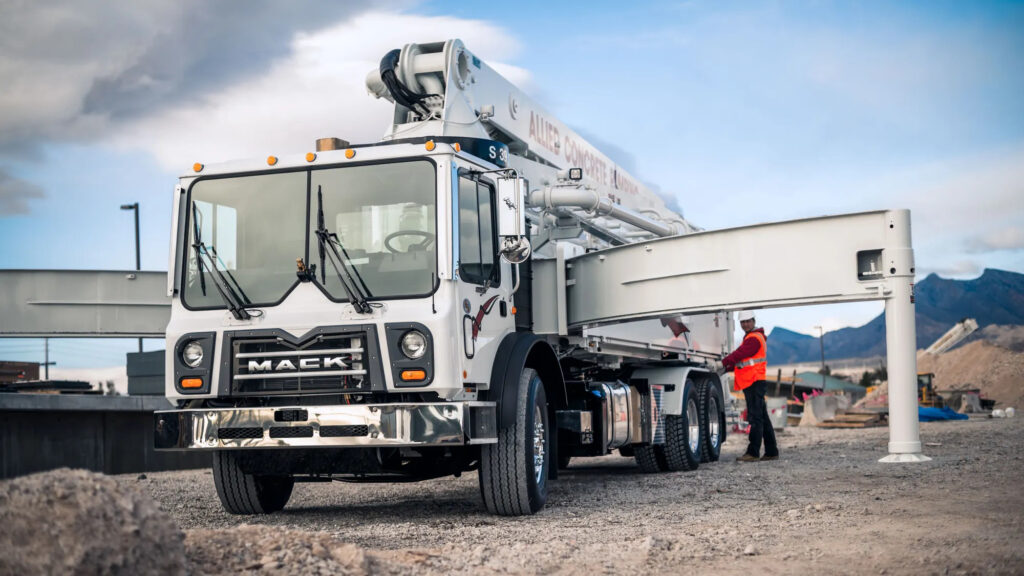 Mack TerraPro avec ouvrier sur un chantier