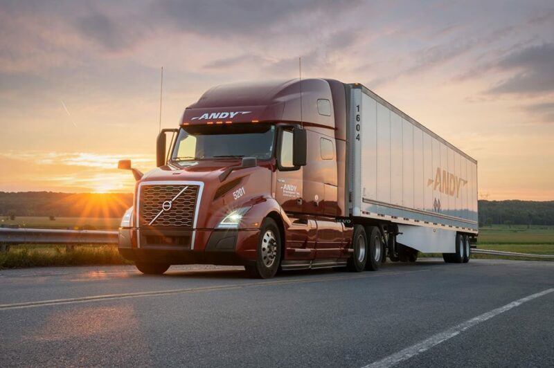 Camion et remorque Andy, sur la route au lever du soleil