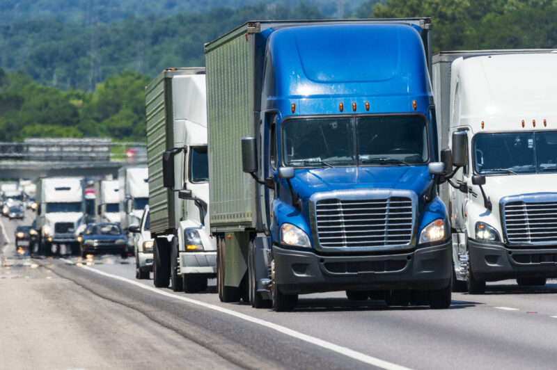Camions et voitures, vus de face sur une autoroute