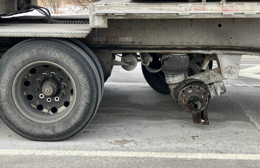 Vue de côté du châssis d’un tracteur qui n’a pas de roue à l’arrière gauche