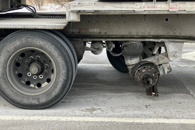 Roue manquante, écrous desserrés : des poids lourds dangereux interceptés dans la région de Québec article image