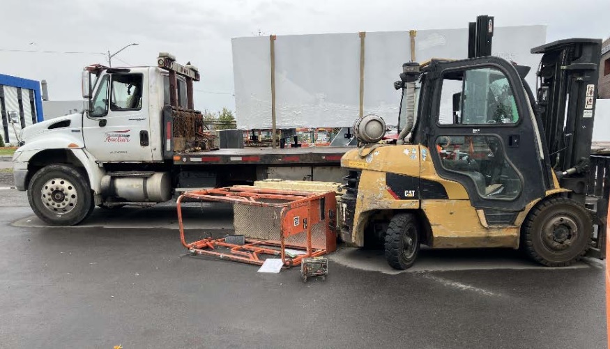 Dépanneuse, chariot élévateur et nacelle renversée au sol