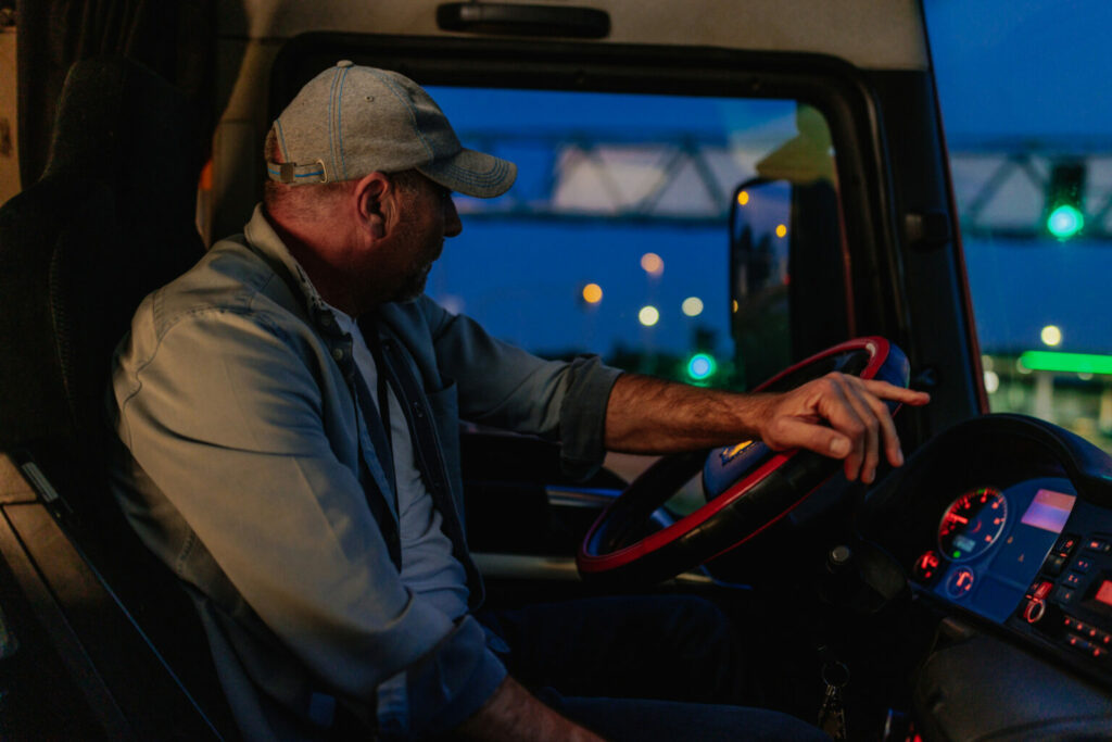 Chauffeur de camion qui a sommeil alors que la nuit tombe.