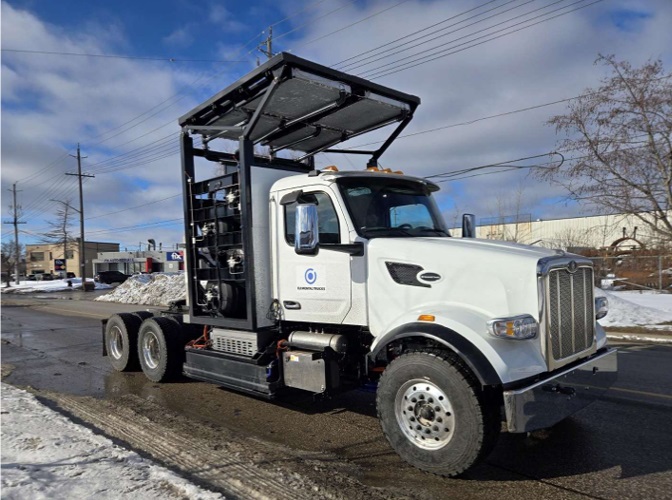Vue de côté d’un Peterbilt à pile à combustible hydrogène Elemental placée derrière la cabine