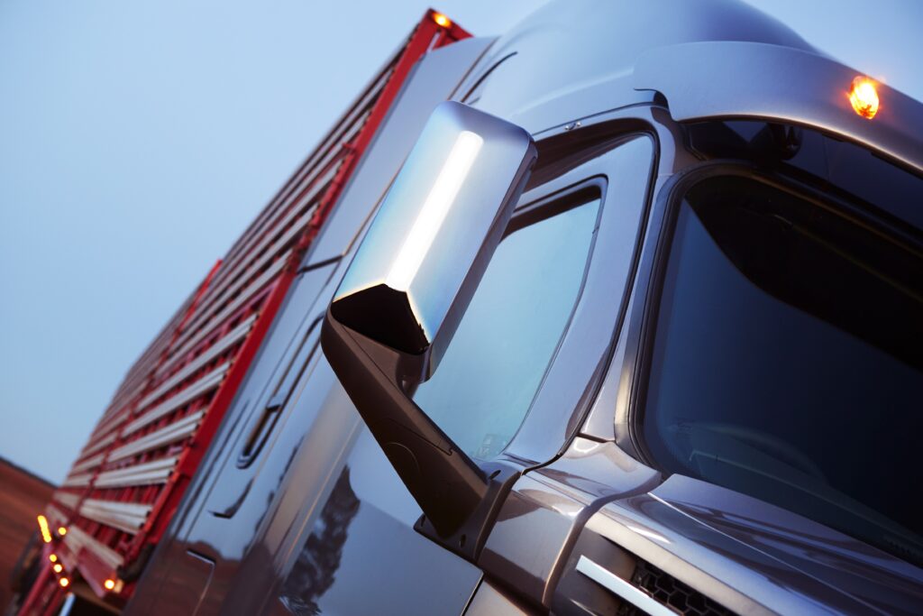 Partie d’un devant de Freightliner Cascadia, en angle inusité à la Musique Plus.