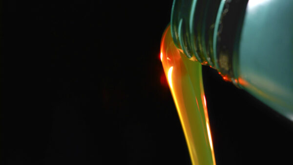 Engine oil is pouring from the bottle alternate text for this image