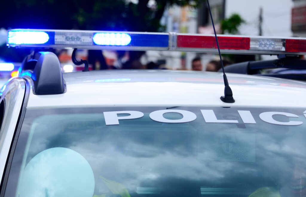 Gyrophares sur le dessus d’une voiture de police