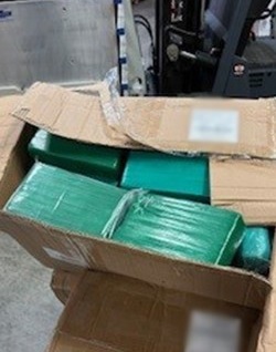 Boîtes de carton avec emballages de cocaïne saisis