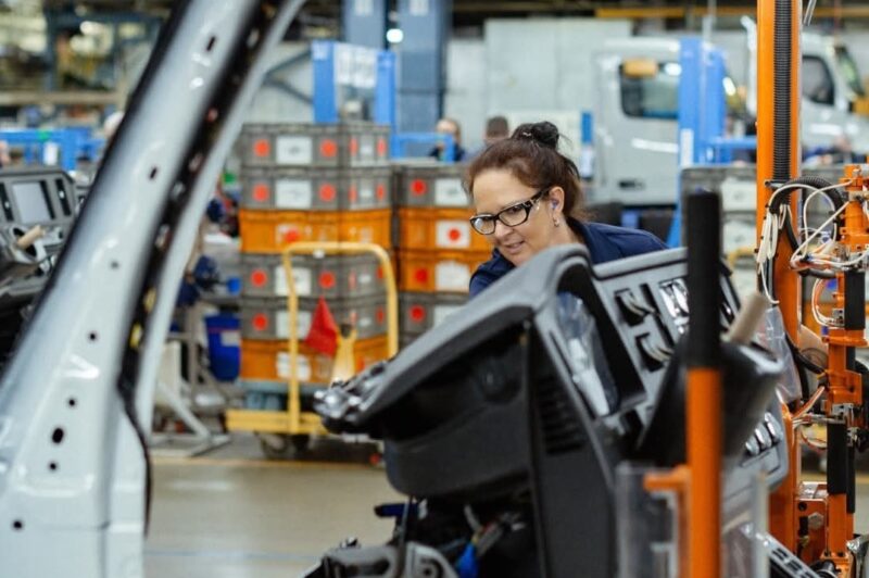 Ouvrière de Paccar Ste-Thérèse travaille sur une cabine de Peterbilt