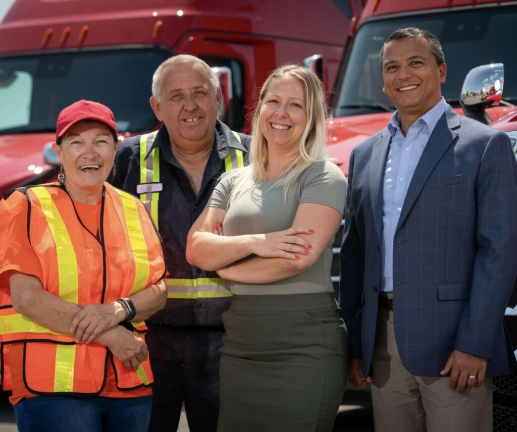 Groupe d’employés de Guilbault devant un camion