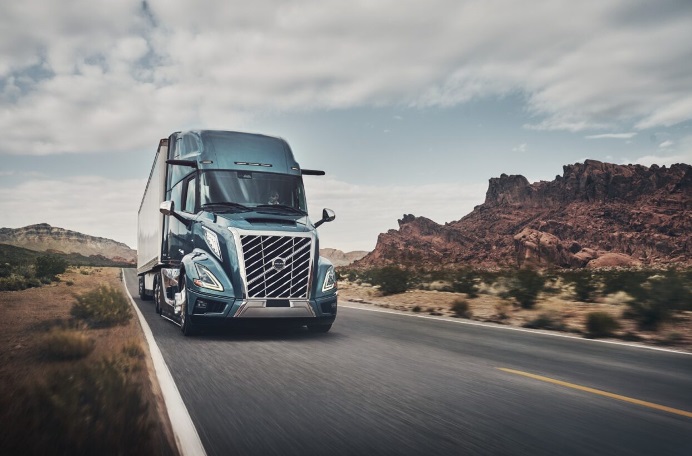 Volvo VNL vu de face sur la route