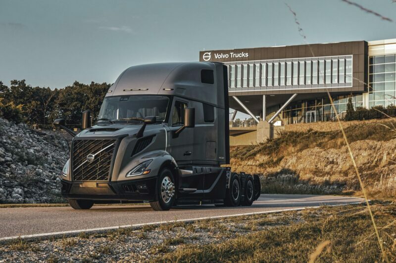 Tracteur VNL devant un édifice Volvo Trucks