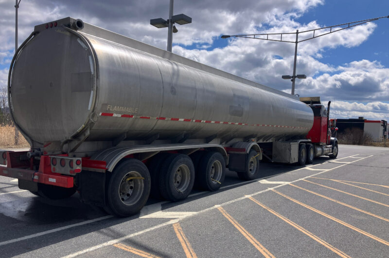 Un poids lourd transportant du lait intercepté en Estrie pour surcharge excessive article image