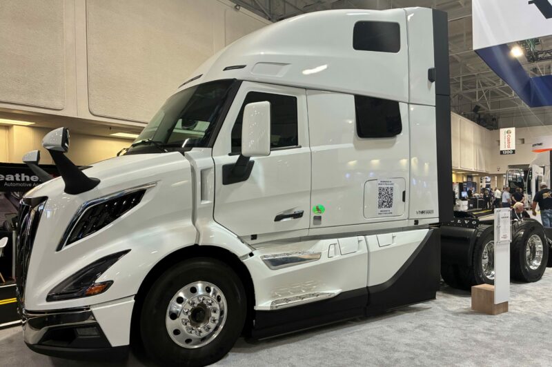 Volvo fait le dévoilement canadien du tout nouveau VNR à Truck World et donne un avant-gôut de son prochain vocationnel article image