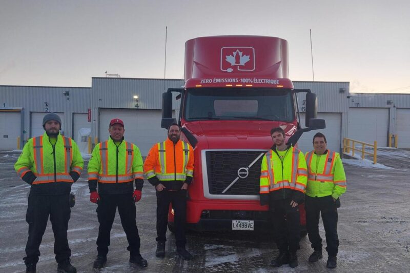Travailleurs de Coke Canada à Québec devant un VNR électrique