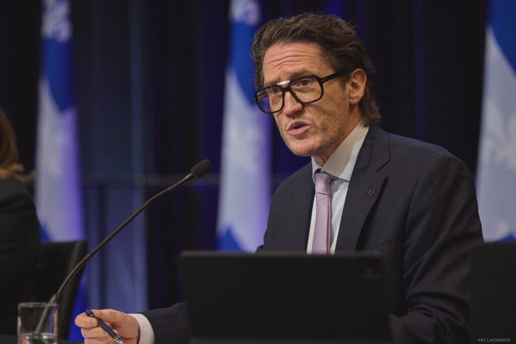 Portrait de Benoit Charrette, au lutin pendant un discours.