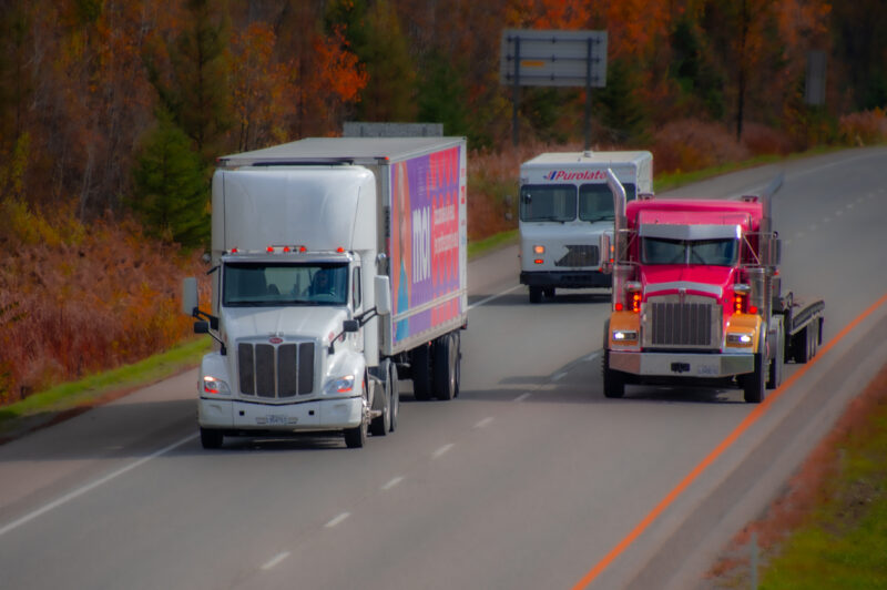 Trois camions vus de face sur une autoroute