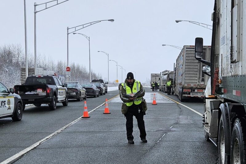 Patrouilleurs de la SQ vérifient plusieurs camions