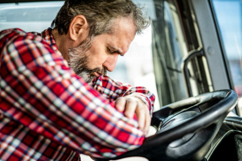 Chauffeur affalé sur le volant de son camion