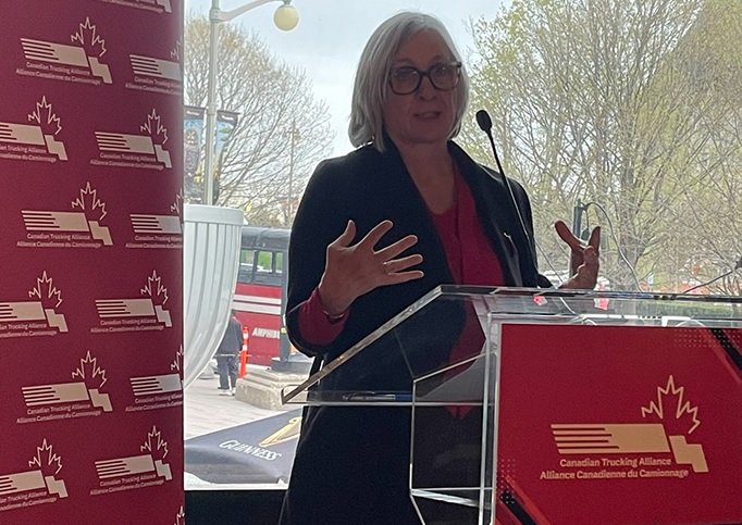 Portrait de Patty Hajdu qui prononce un discours devant l’ACC