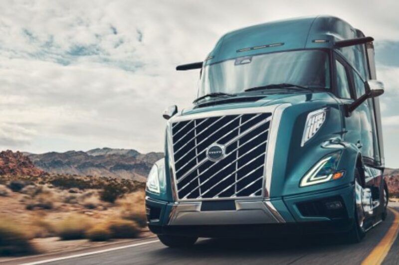 Volvo VNL en mouvement sur la route, vu de face