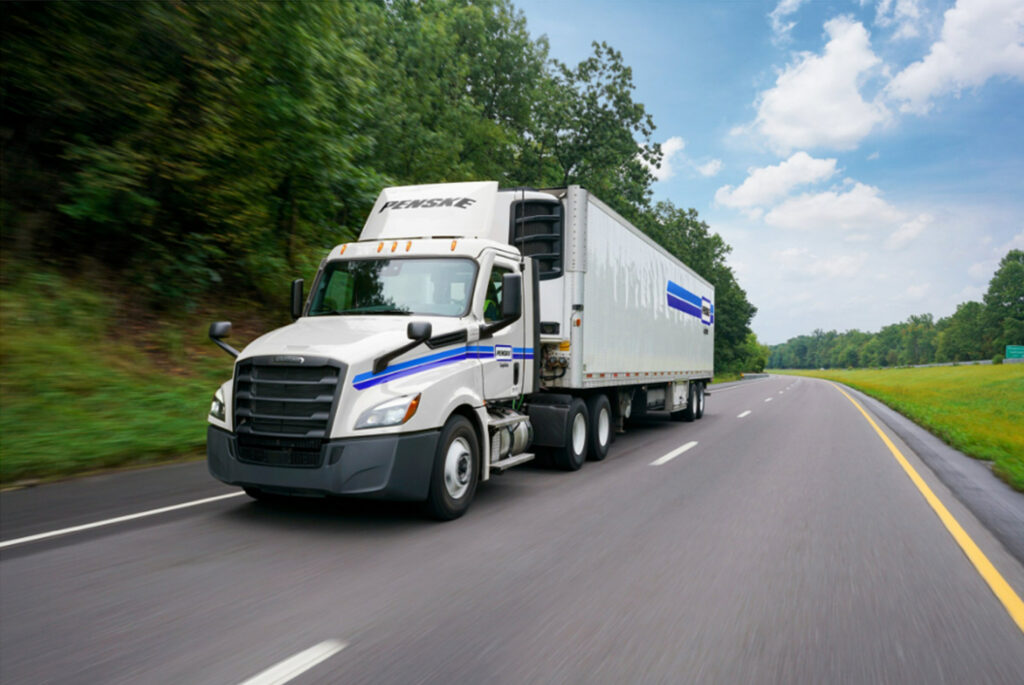 Camion et remorques Penske sur la route, vus de face