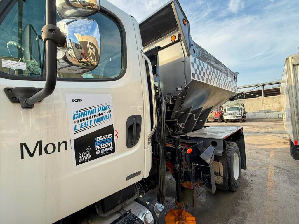 Camion de la ville de Montréal décoré aux couleurs du Grand Prix