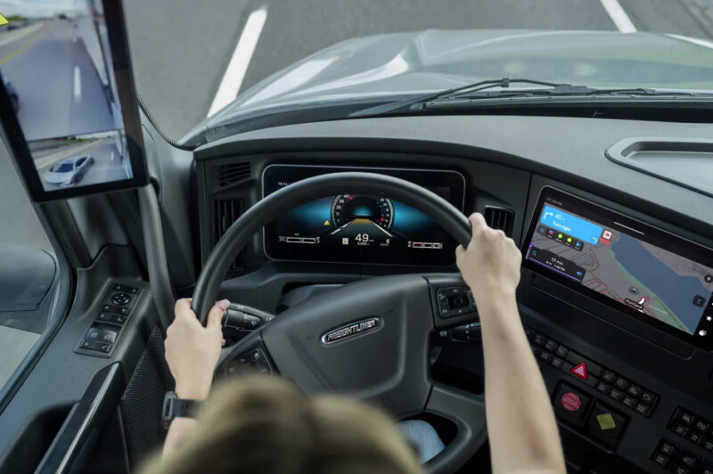 Freightliner ajoute un tableau de bord numérique et une plateforme connectée au Cascadia 2027 article image