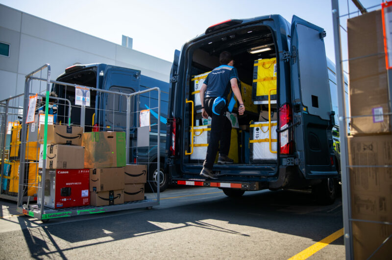Chauffeur d’Amazon charge son camion
