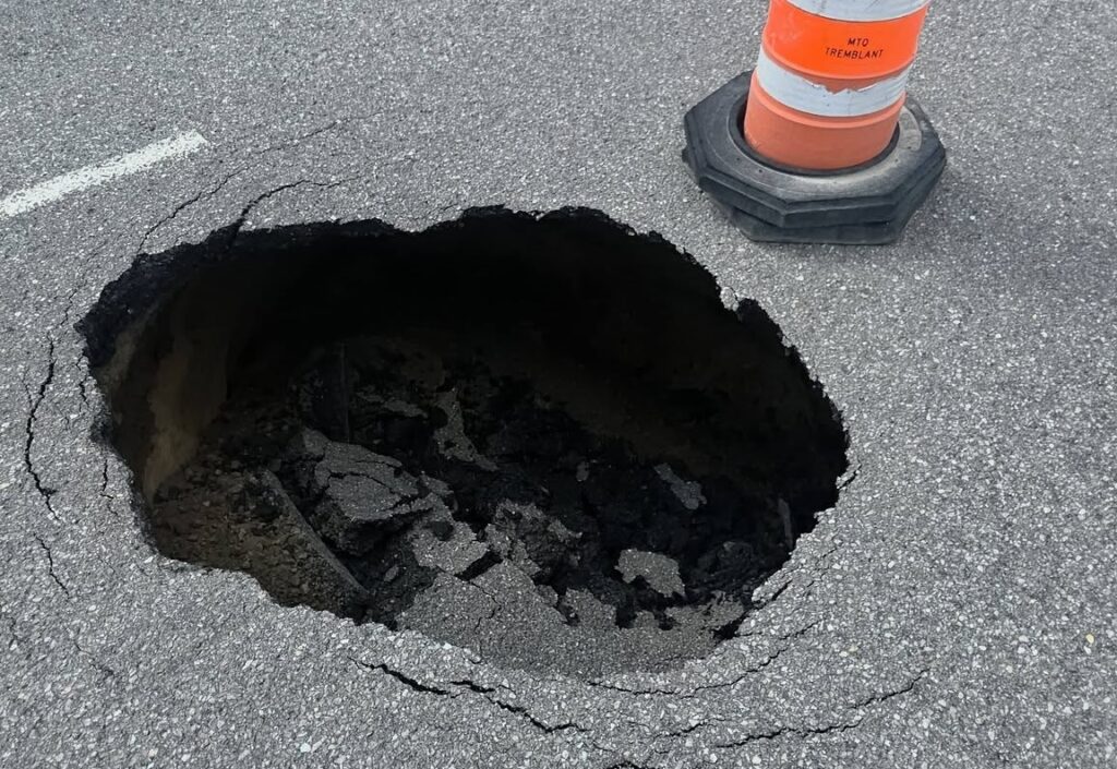 Trou dans la route 117 à Labelle, dans les Hautes-Laurentides.