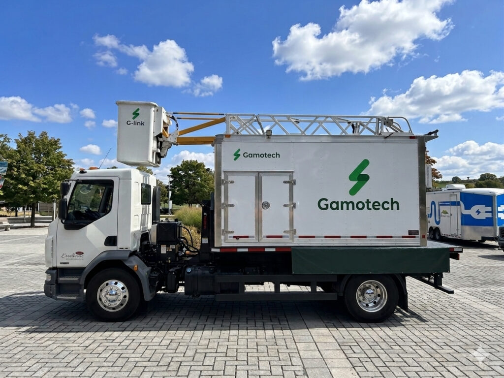 Vue de côté d’un Peterbilt porteur sur lequel est déposé un atelier mobile électrifié de Gamotech.