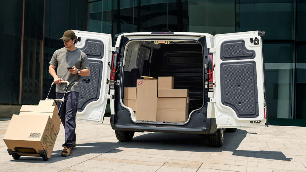 Fourgon Kia PV5 électrique avec colis à livrer