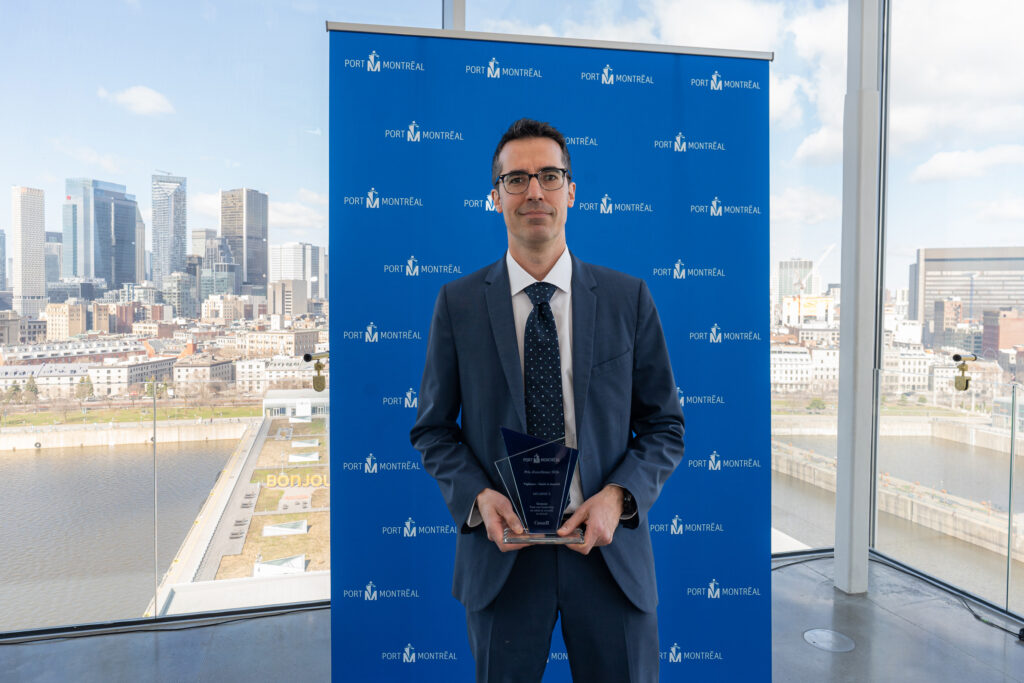 Tony Colella, de Termont, reçoit un trophée de l’administration portuaire de Montréal