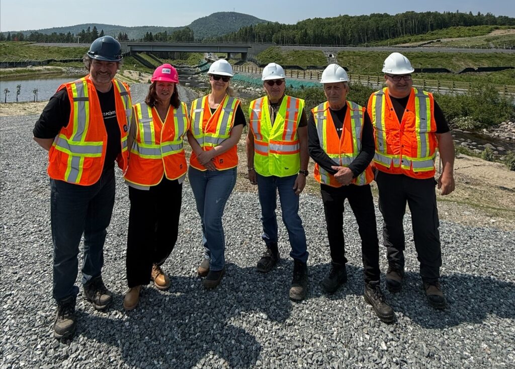 Dignitaires et ouvriers devant le chantier de la dernière phase de l’autoroute 85
