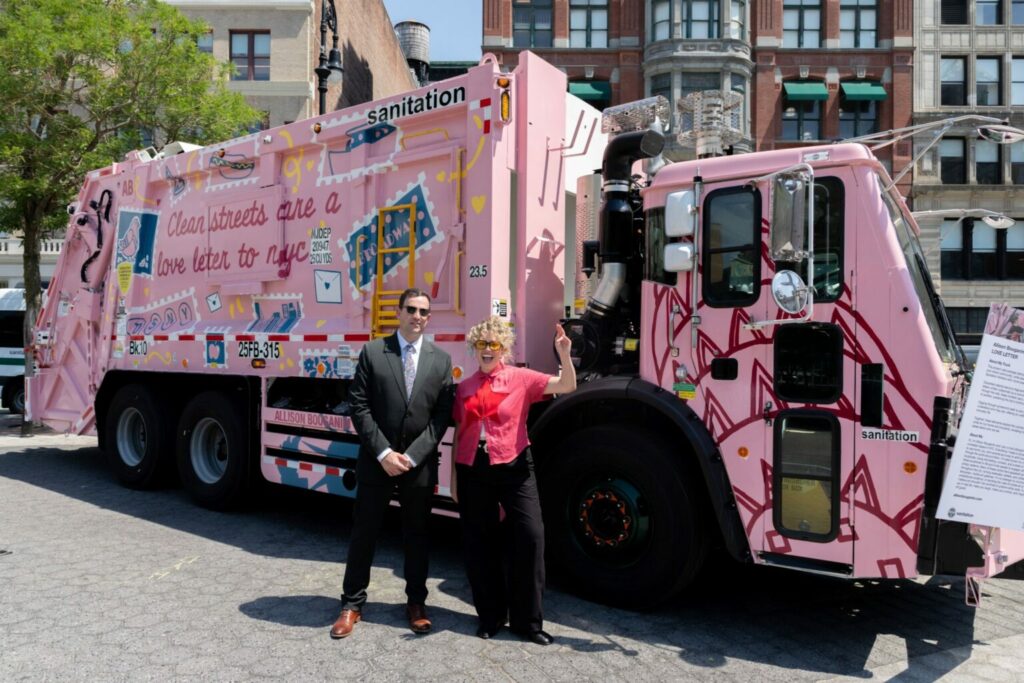 Camion à ordures Mack peint en œuvre d’art avec personnalités