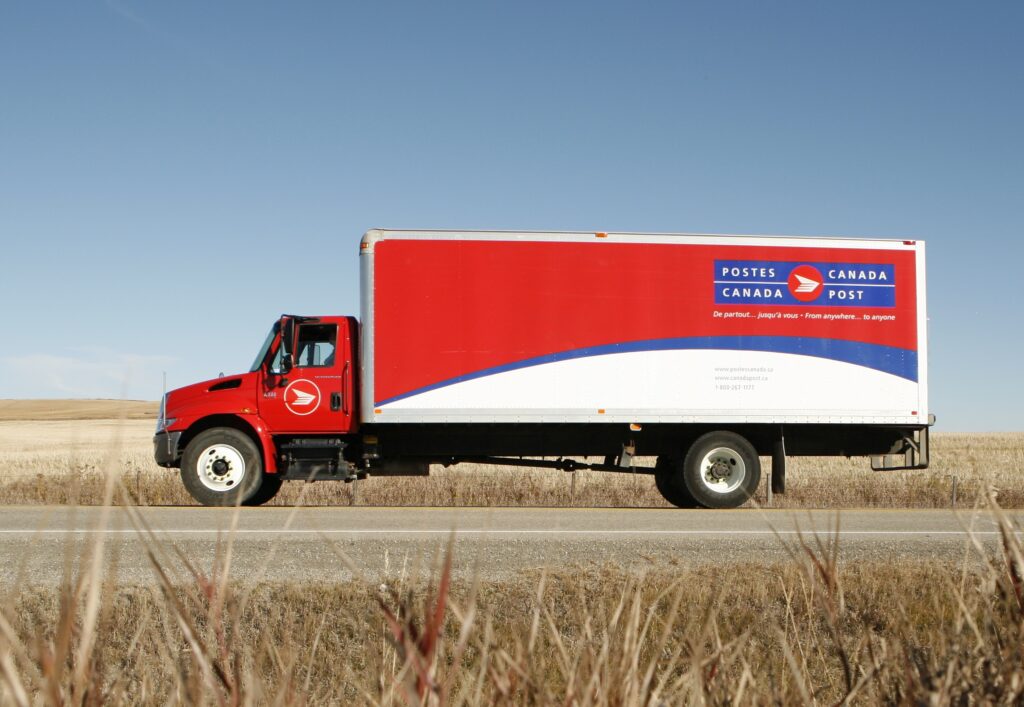 Camion de Postes Canada sur une route rurale