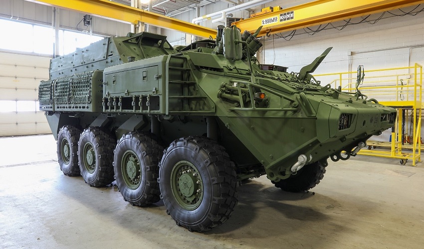 Véhicule militaire de General Dynamics dans un hangar
