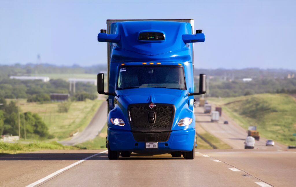 Camion International autonome avec technologie Aurora Driver, vu de face sur autoroute