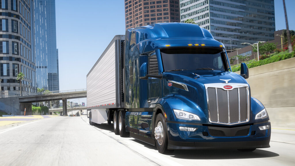Peterbilt 579 sur autoroute urbaine