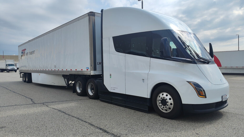 Tesla Semi attelé à une remorque de la compagnie Paper Transport