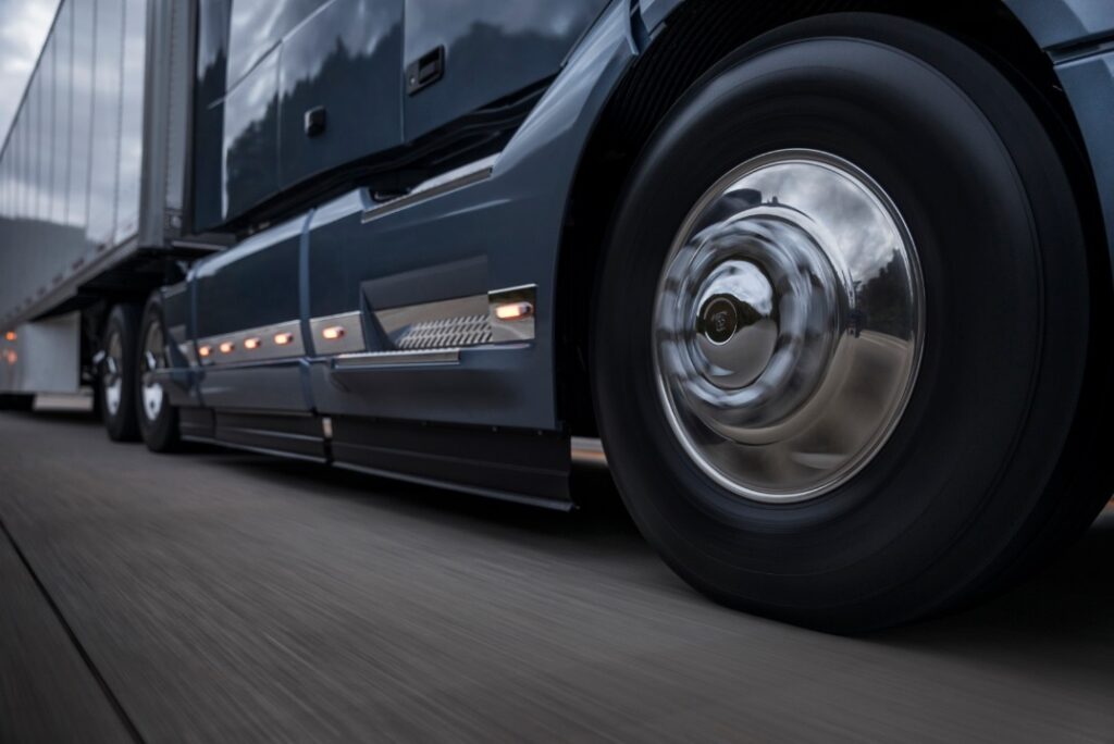 Flanc d’un camion avec effet de vitesse des roues en rotation