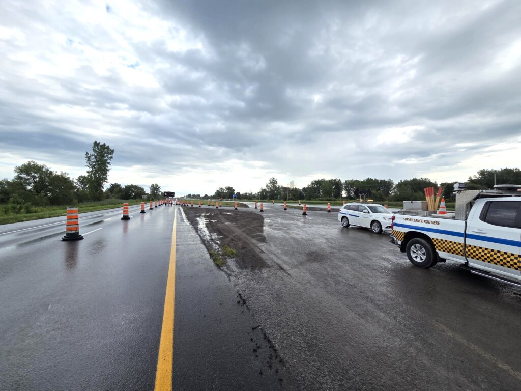 Cônes oranges installés sur l’autoroute 40 pour permettre la circulation à contresens après un affaissement de la chaussée