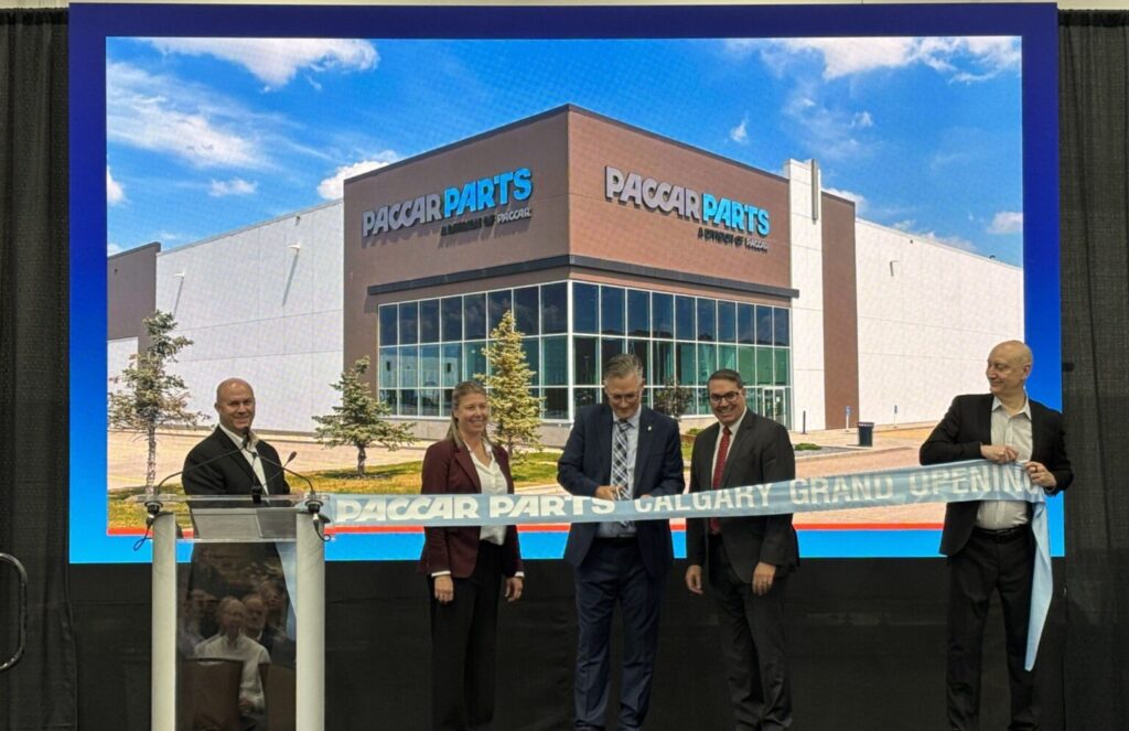 Coupure de ruban au centre de distribution de pièces Paccar de Calgary