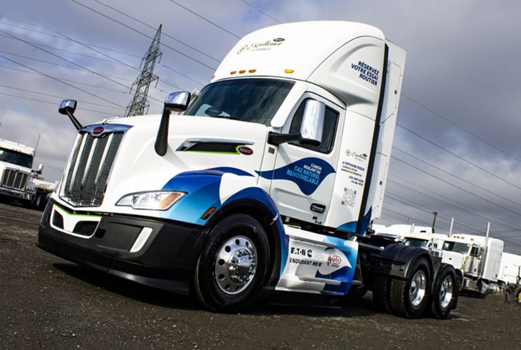 Peterbilt au gaz naturel vu de côté